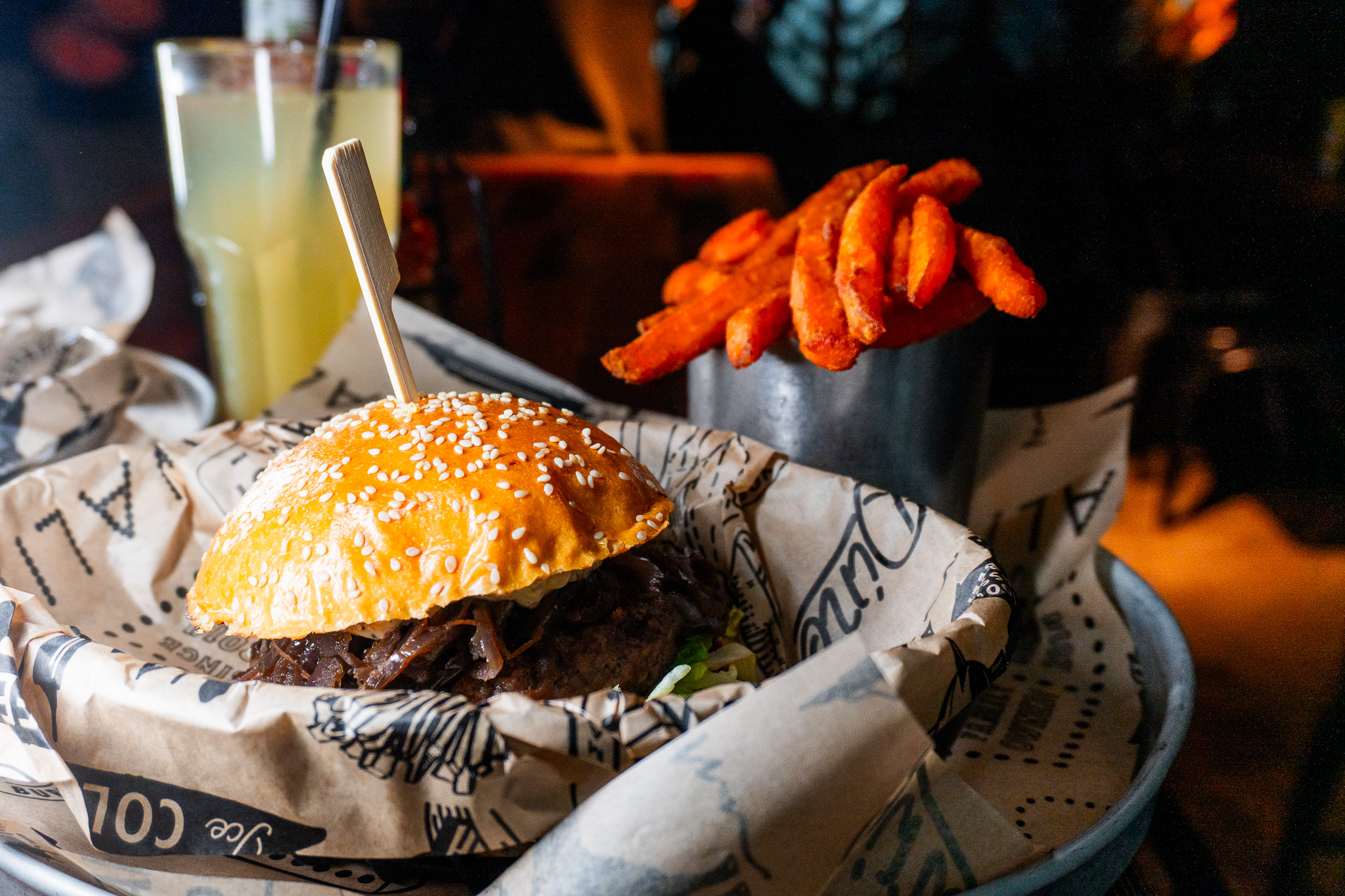 Burger gourmet The Manhattn’s accompagné fries, photo culinaire, photographie food, burger, Paris, restaurant menu